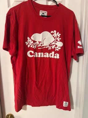 Roots Red T‑Shirt with White Beaver Canada Graphic